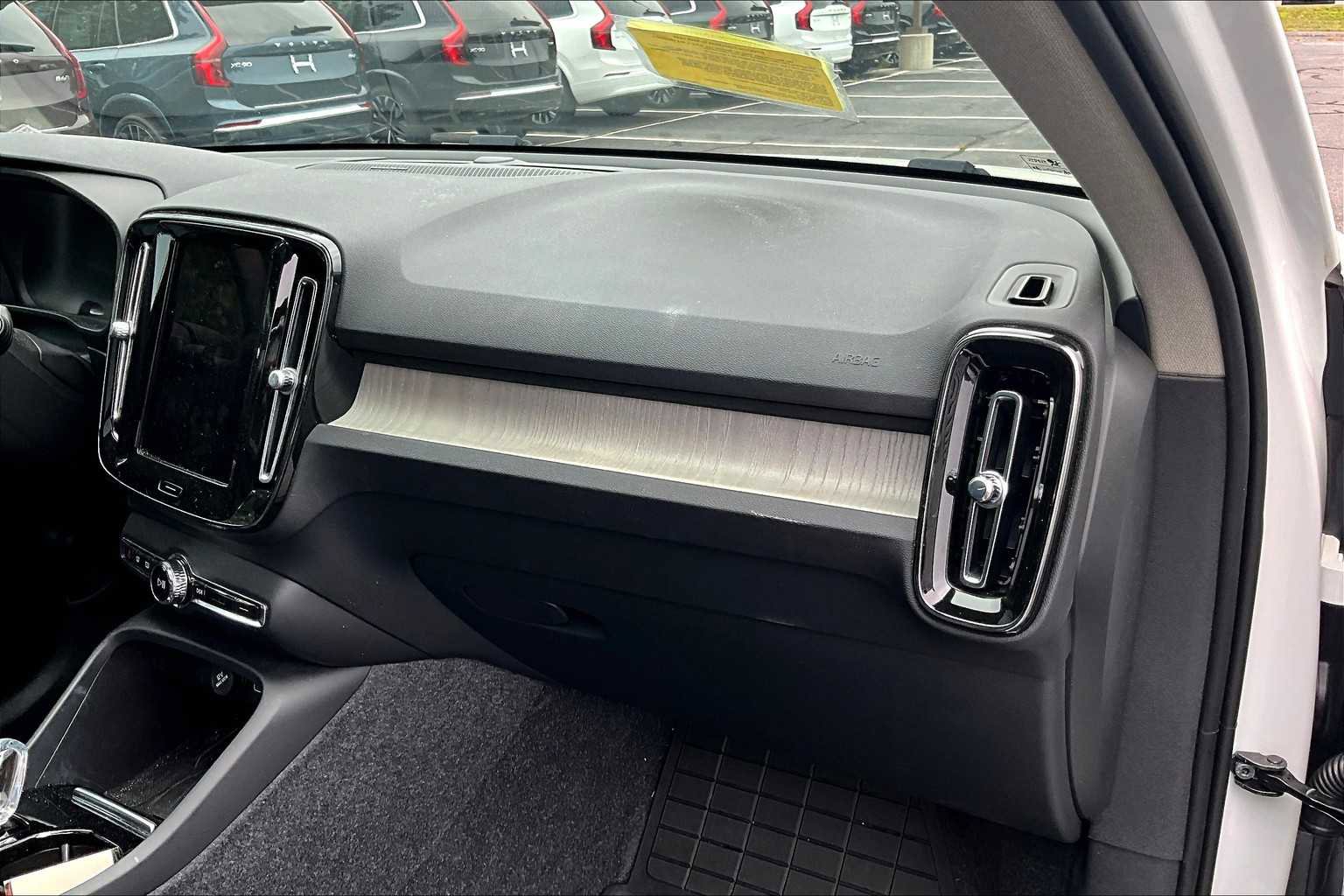 Used 2025 Volvo XC40 B5 Plus w/ Protection Package Premier image 17
