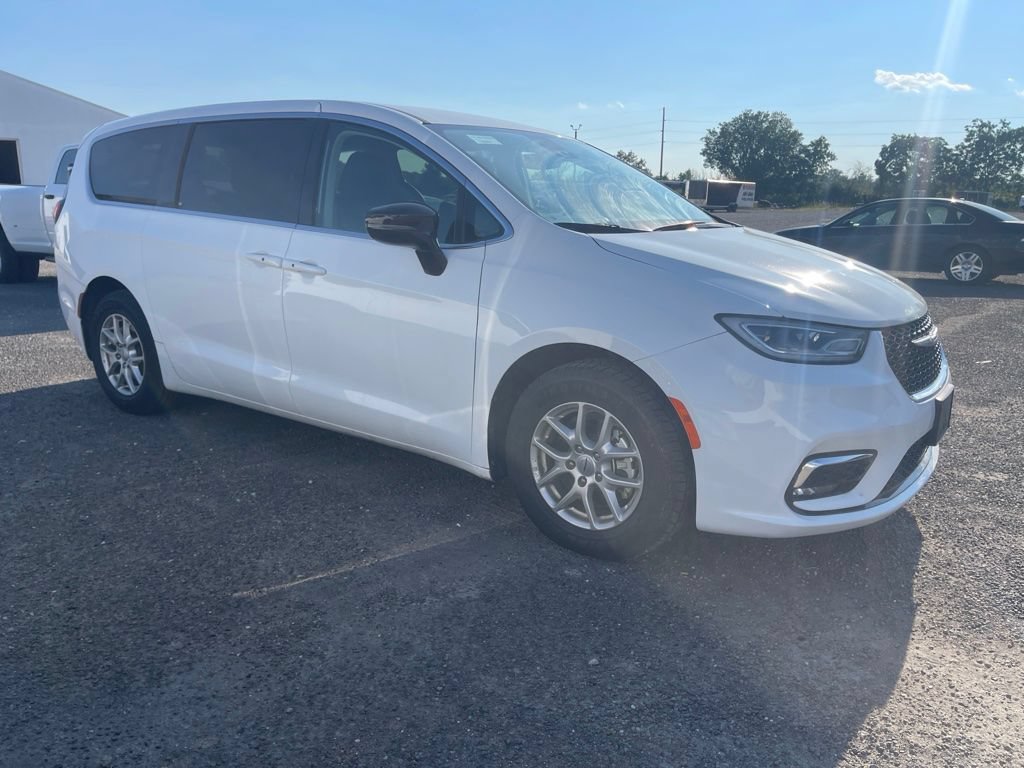 Used 2024 Chrysler Pacifica Touring-L FWD image 5