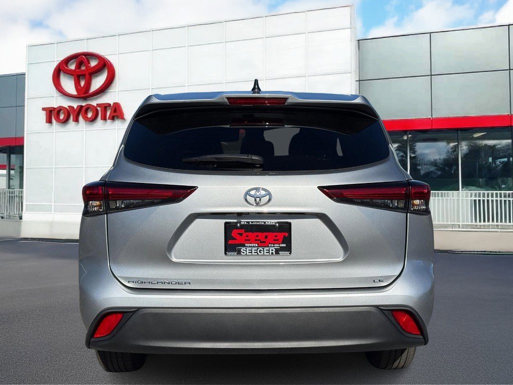 Used 2023 Toyota Highlander LE image 5