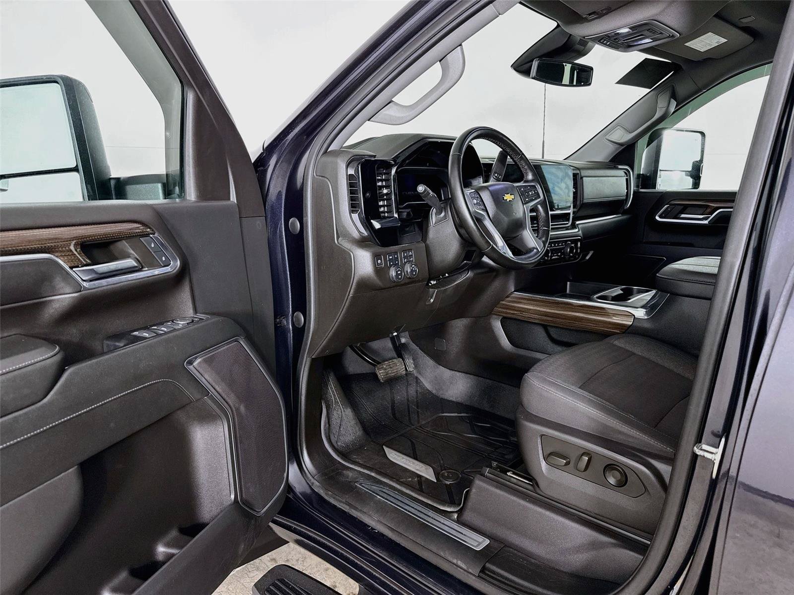 Used 2024 Chevrolet Silverado 2500 LT w/ All Star Edition AWD/4WD image 3