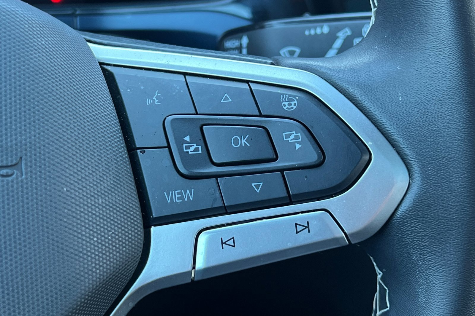 Used 2024 Volkswagen Taos SE image 32