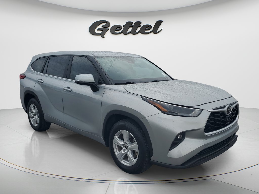 Used 2023 Toyota Highlander LE FWD image 3