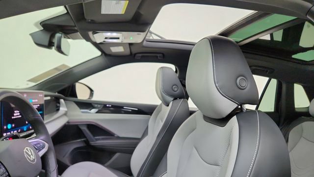 Used 2025 Volkswagen Tiguan SE R-Line image 32