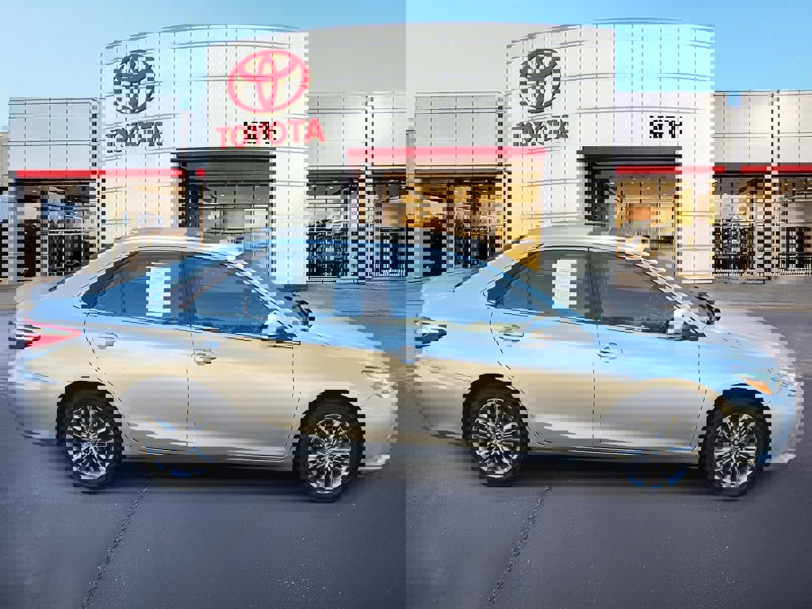 Used 2015 Toyota Camry SE w/ Moonroof Package image 4