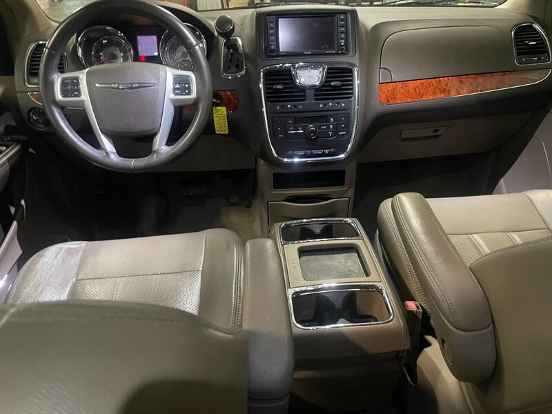 Used 2015 Chrysler Town & Country Touring-L FWD image 8