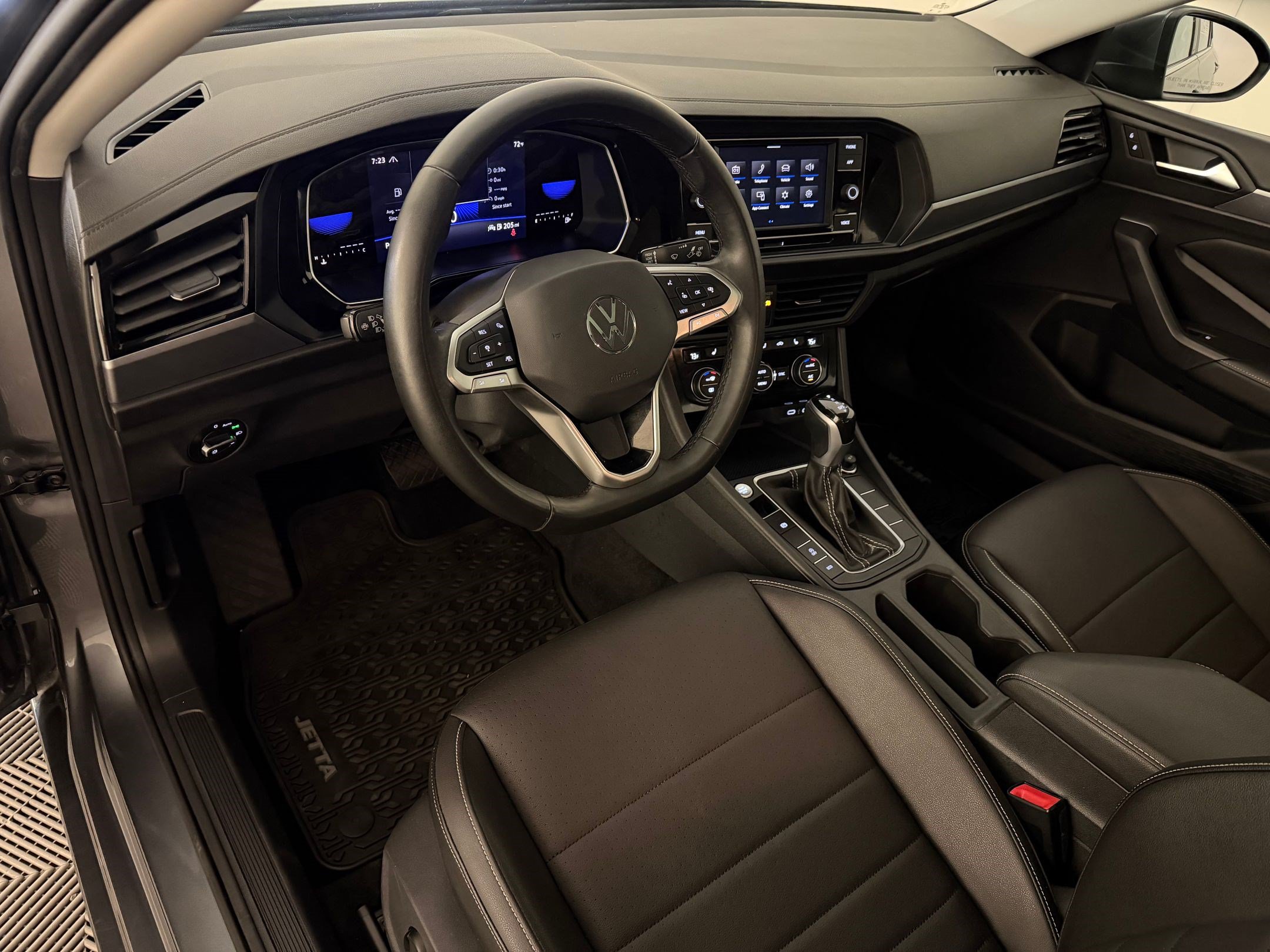 Used 2023 Volkswagen Jetta SE FWD image 4