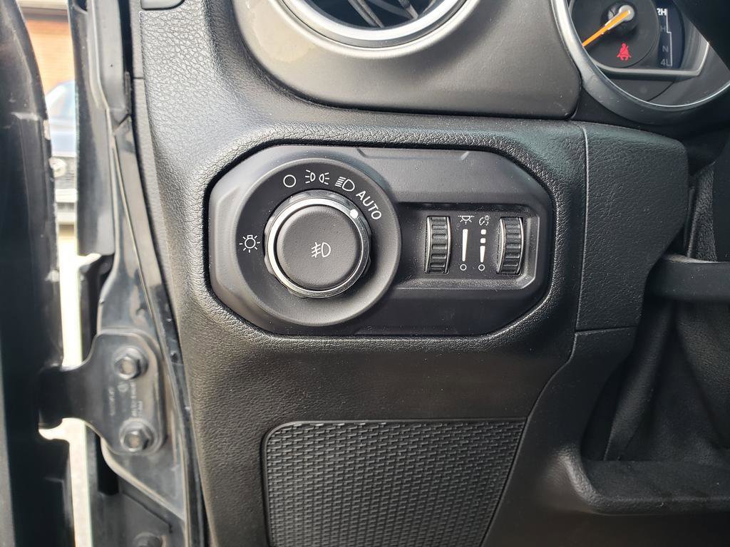 Used 2018 Jeep Wrangler Unlimited Sahara image 32