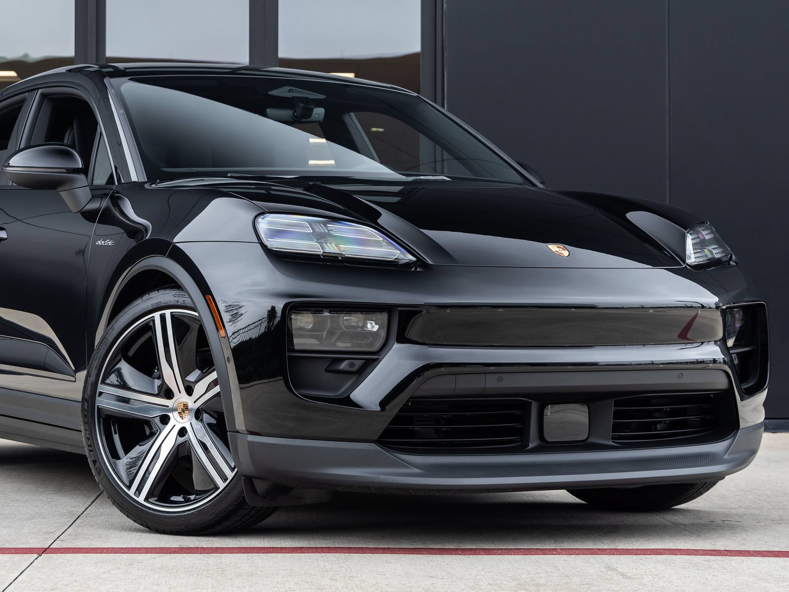 Certified 2025 Porsche Macan Electric RWD image 9