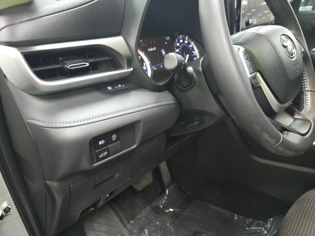 Used 2024 Toyota Highlander LE AWD/4WD image 20