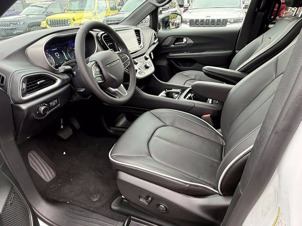 New 2027 Chrysler Pacifica Limited FWD image 15
