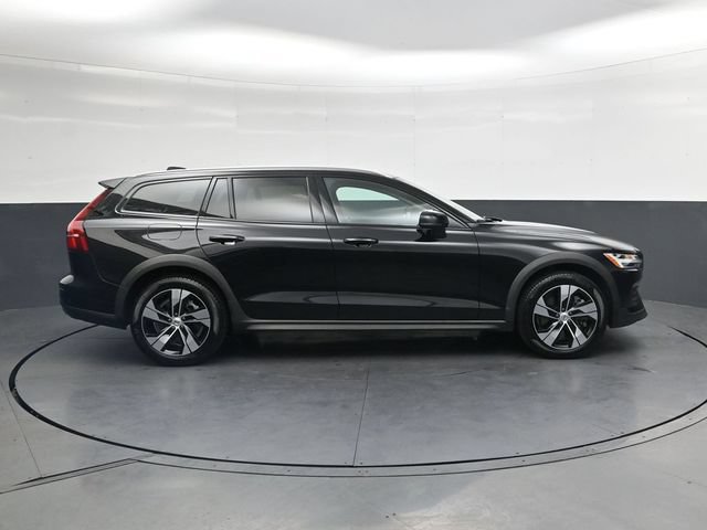 Used 2025 Volvo V60 B5 Cross Country Plus AWD/4WD image 3