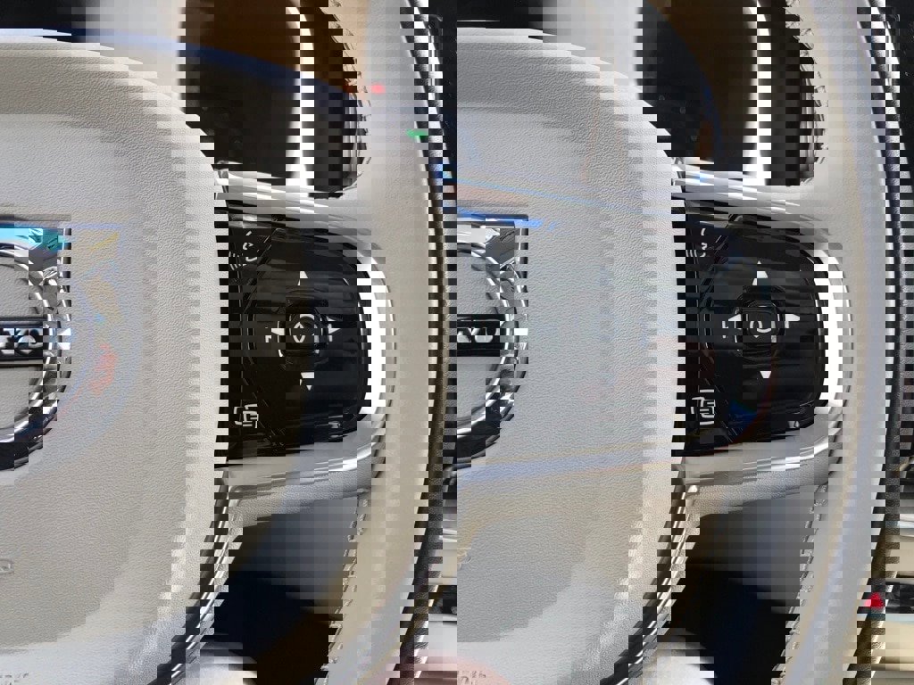 Used 2023 Volvo XC60 T8 Plus image 23