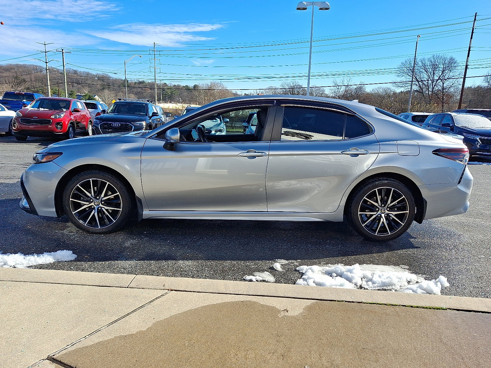 Used 2022 Toyota Camry SE image 4