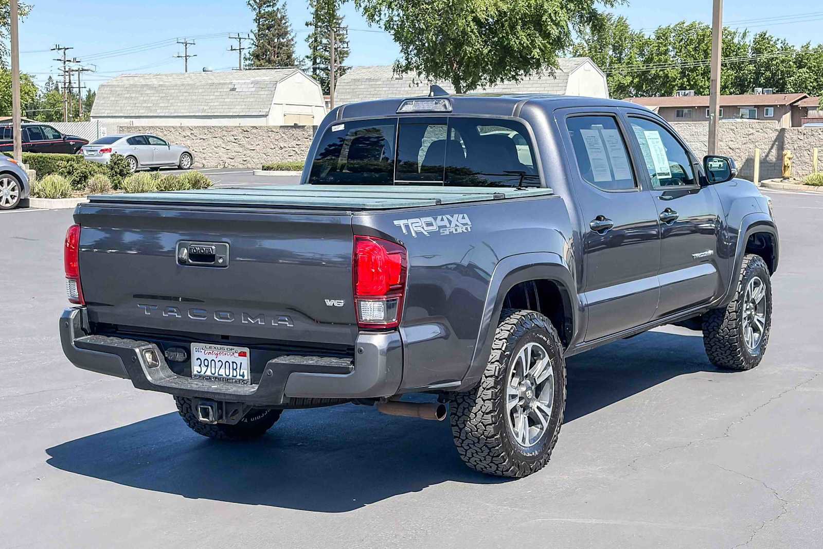 Used 2018 Toyota Tacoma TRD Sport w/ Technology Package image 4