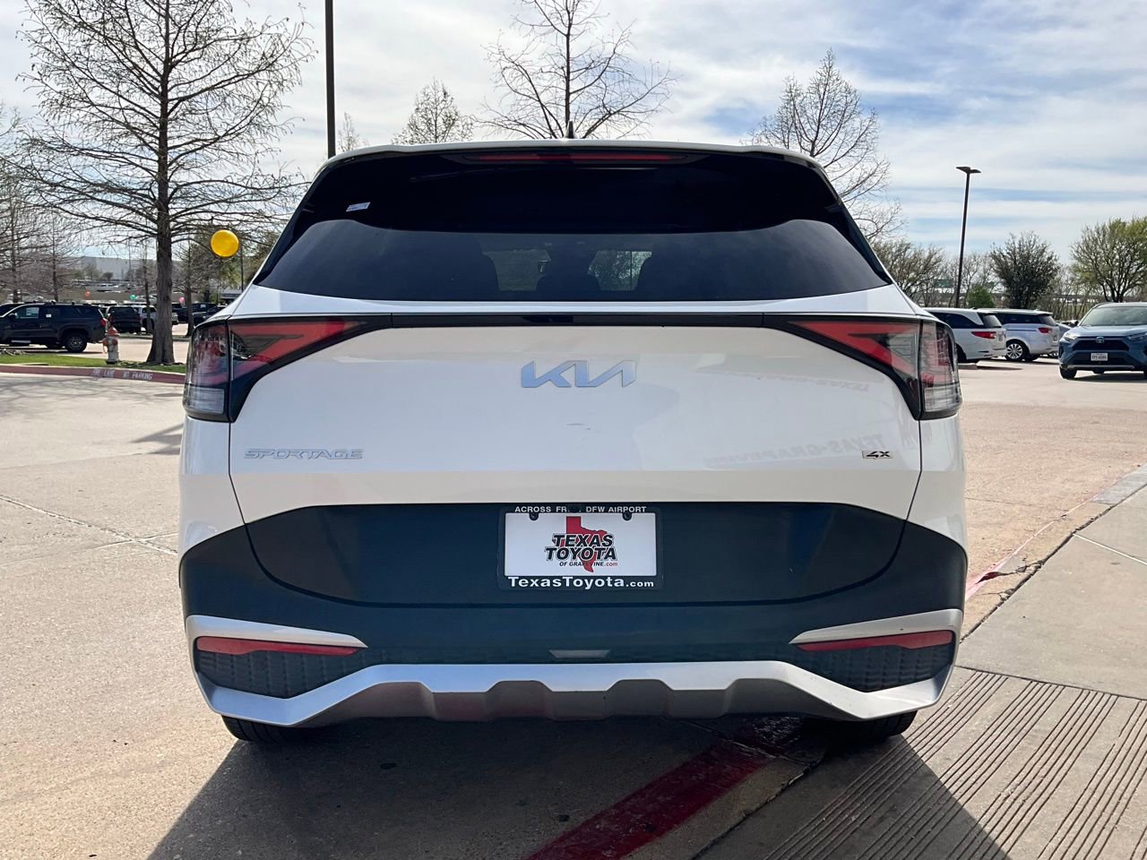 Used 2025 Kia Sportage LX image 7
