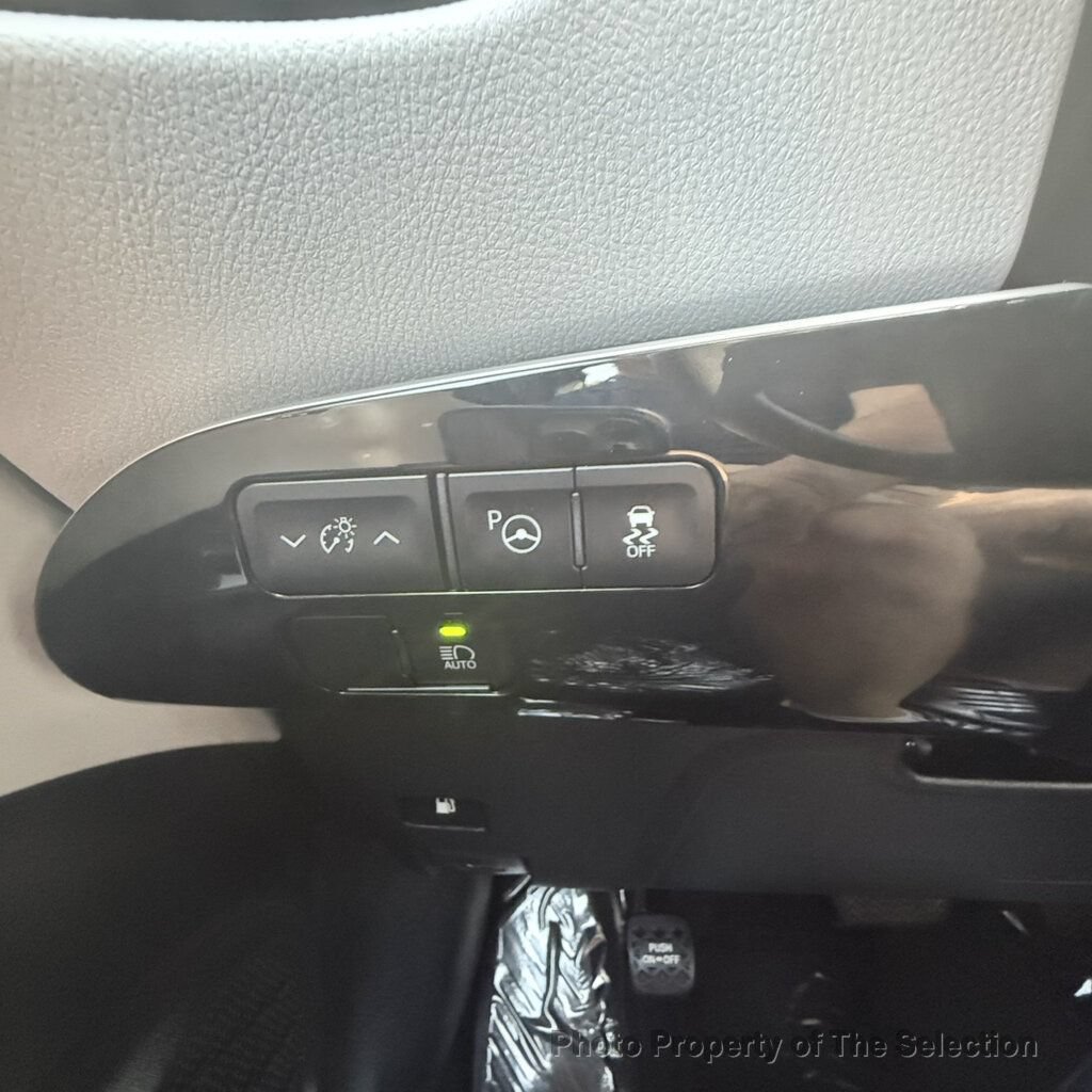 Used 2019 Toyota Prius LE FWD image 25