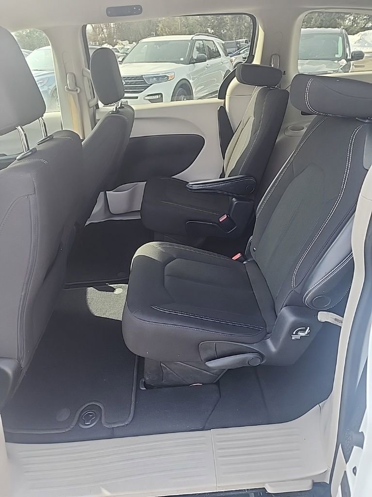 Used 2022 Chrysler Voyager LX image 12