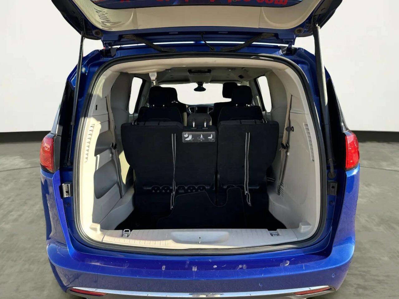 Used 2019 Chrysler Pacifica Touring Plus w/ Tire & Wheel Group FWD image 14