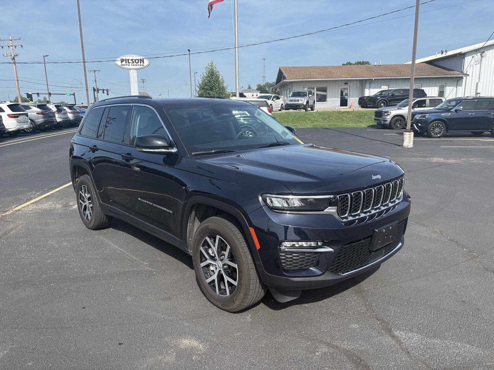 Used 2024 Jeep Grand Cherokee Limited AWD/4WD image 2