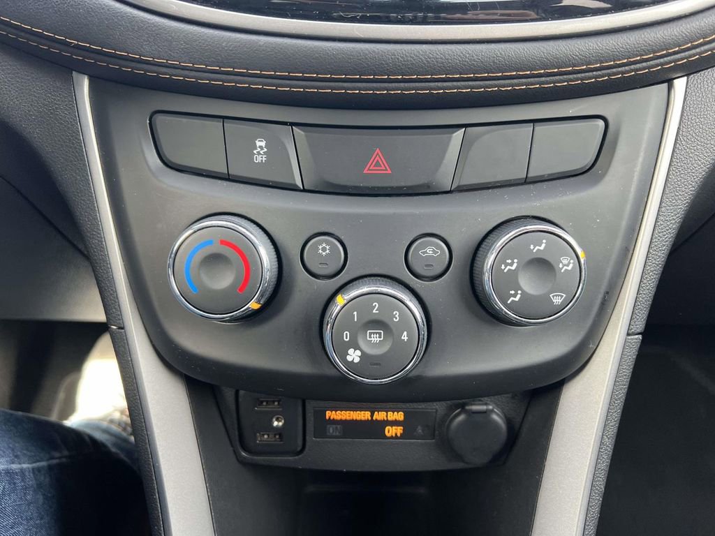 Used 2020 Chevrolet Trax LT w/ LT Convenience Package FWD image 28