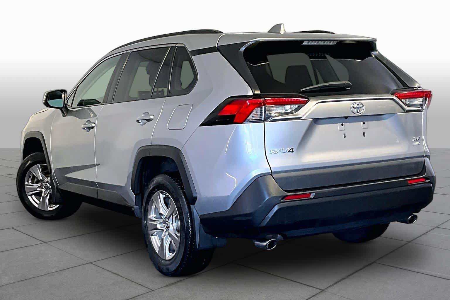 Used 2022 Toyota RAV4 XLE w/ Convenience Package AWD/4WD image 12