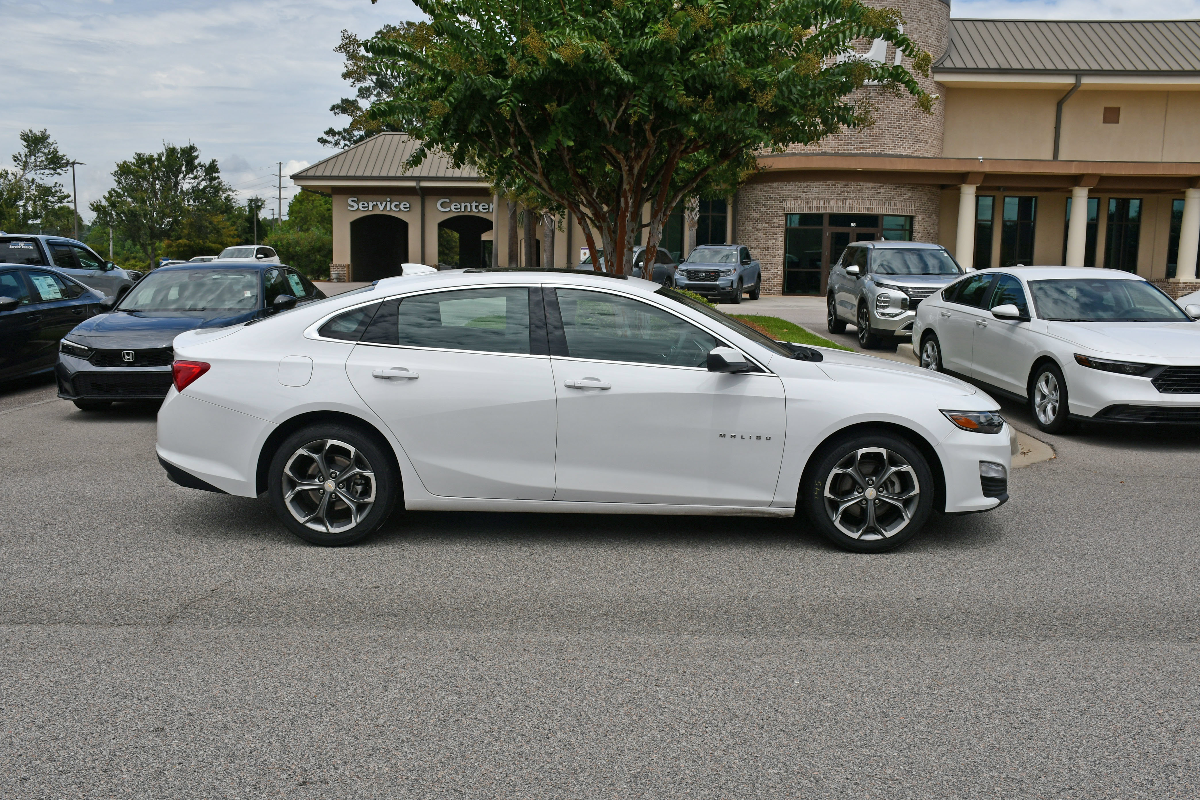 Used 2024 Chevrolet Malibu LT FWD image 2