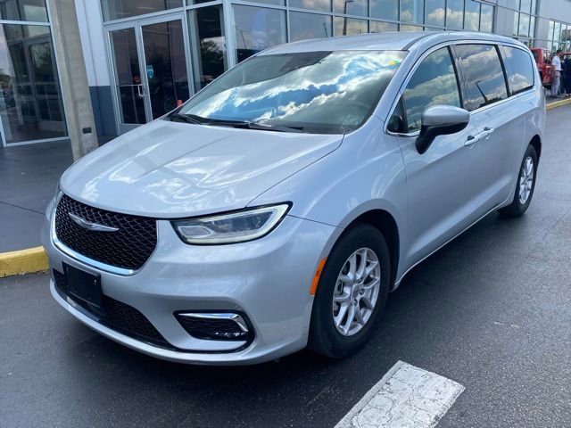 Used 2023 Chrysler Pacifica Touring-L image 4