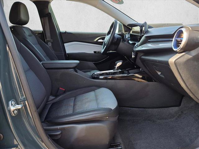 Used 2025 Chevrolet Trax LT w/ LT Convenience Package FWD image 19