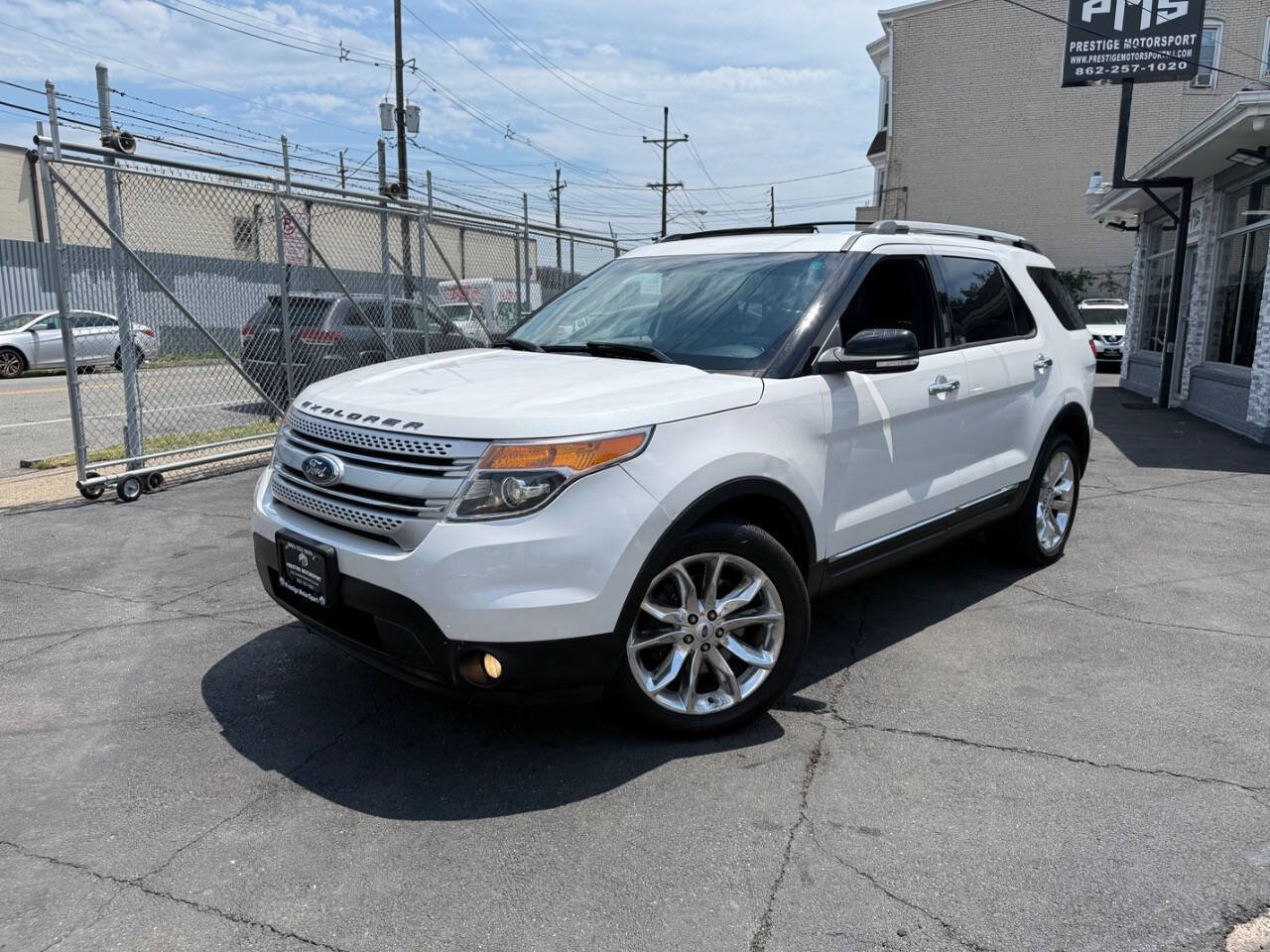 Used 2014 Ford Explorer XLT w/ Equipment Group 202A AWD/4WD image 1