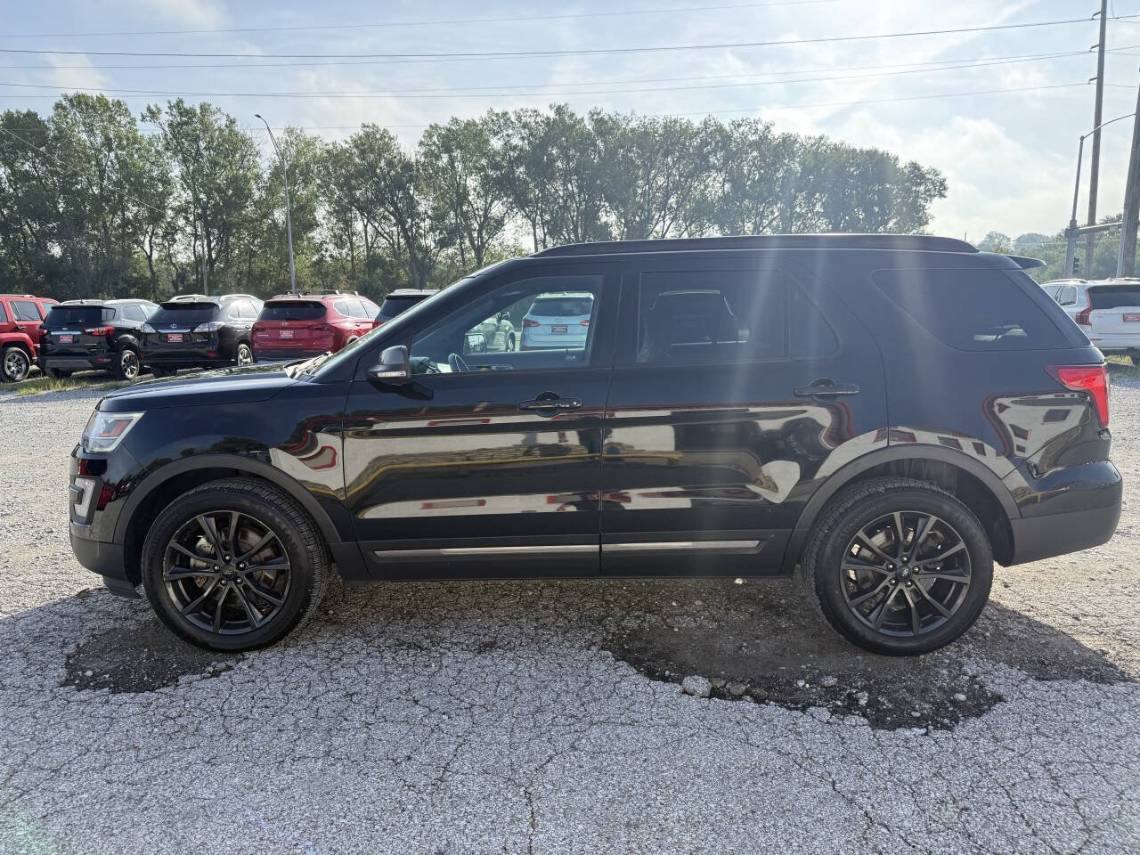 Used 2017 Ford Explorer XLT w/ Equipment Group 202A AWD/4WD image 6