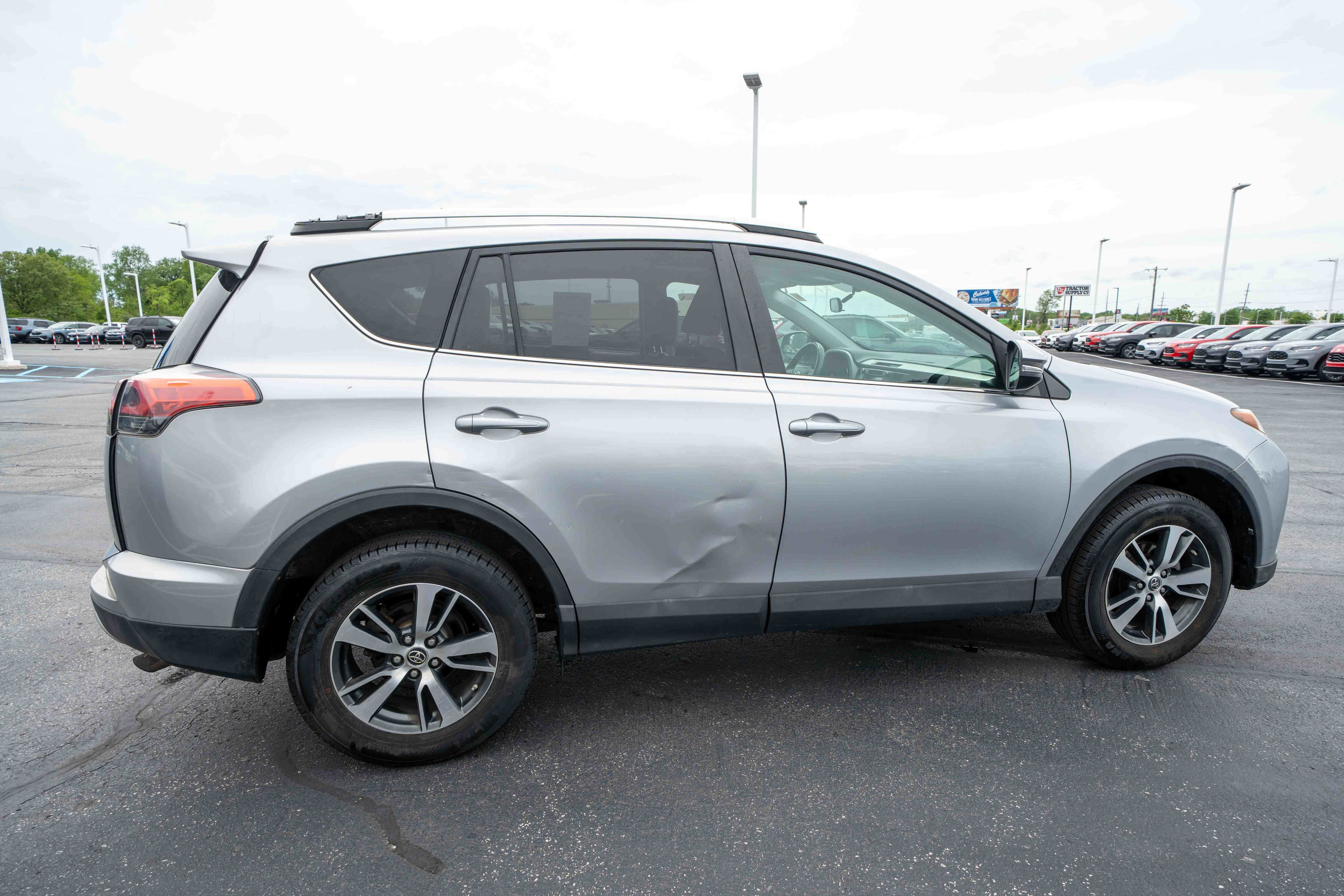 Used 2016 Toyota RAV4 XLE AWD/4WD image 6