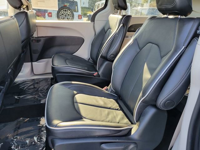 Used 2023 Chrysler Pacifica Limited FWD image 6