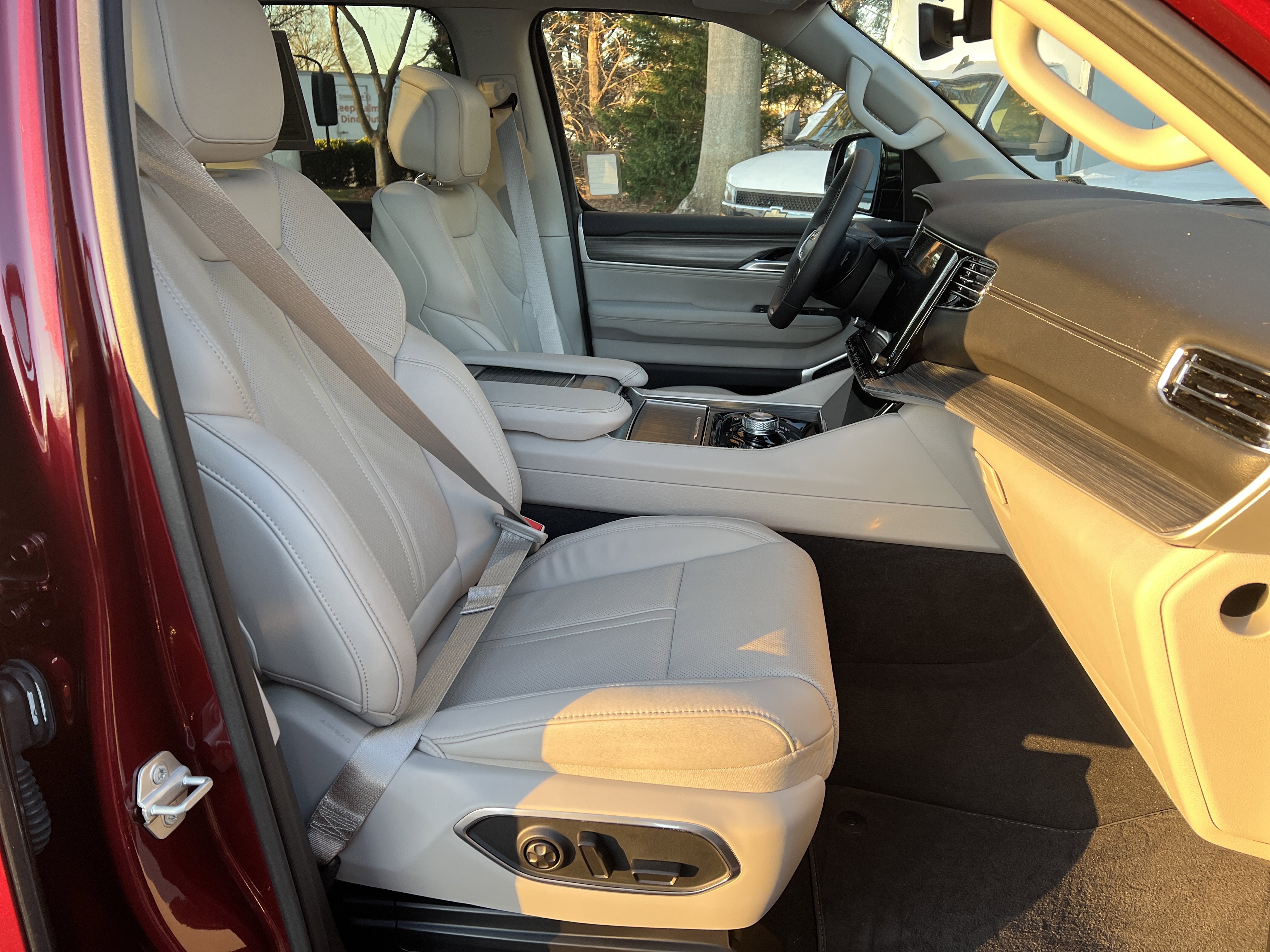 Used 2024 Jeep Wagoneer Series II w/ Premium Group I image 15