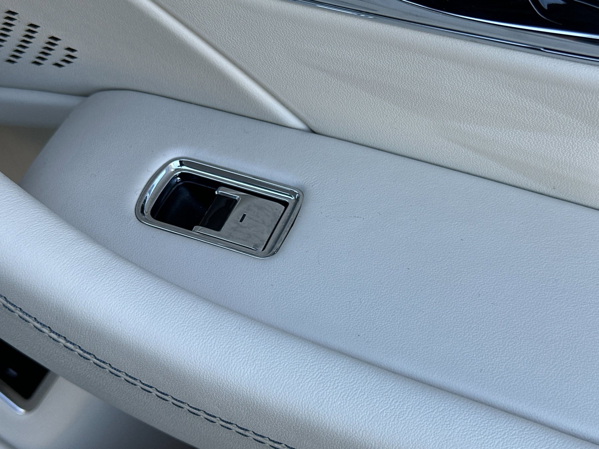 Used 2024 Bentley Flying Spur V8 image 18