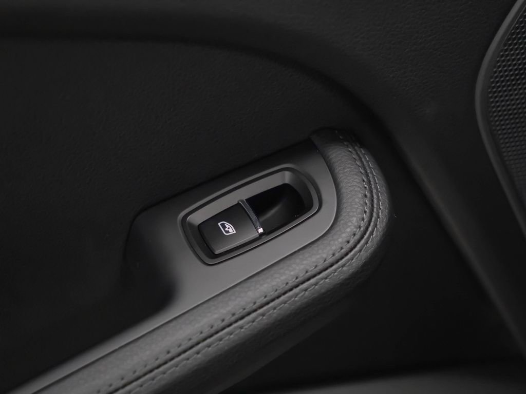 Certified 2026 Porsche Macan AWD/4WD image 17