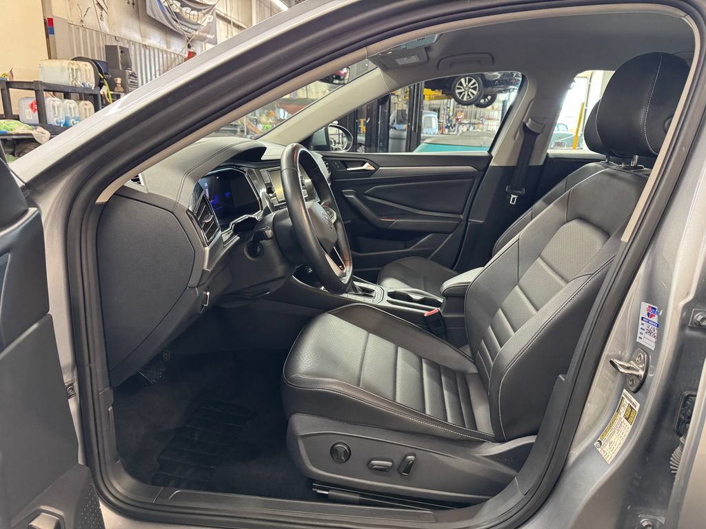 Used 2024 Volkswagen Jetta SE FWD image 14