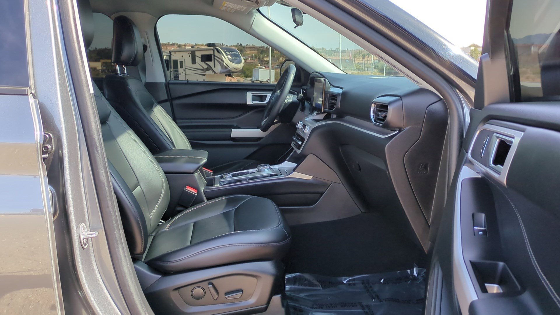 Used 2024 Ford Explorer XLT w/ Equipment Group 202A AWD/4WD image 28