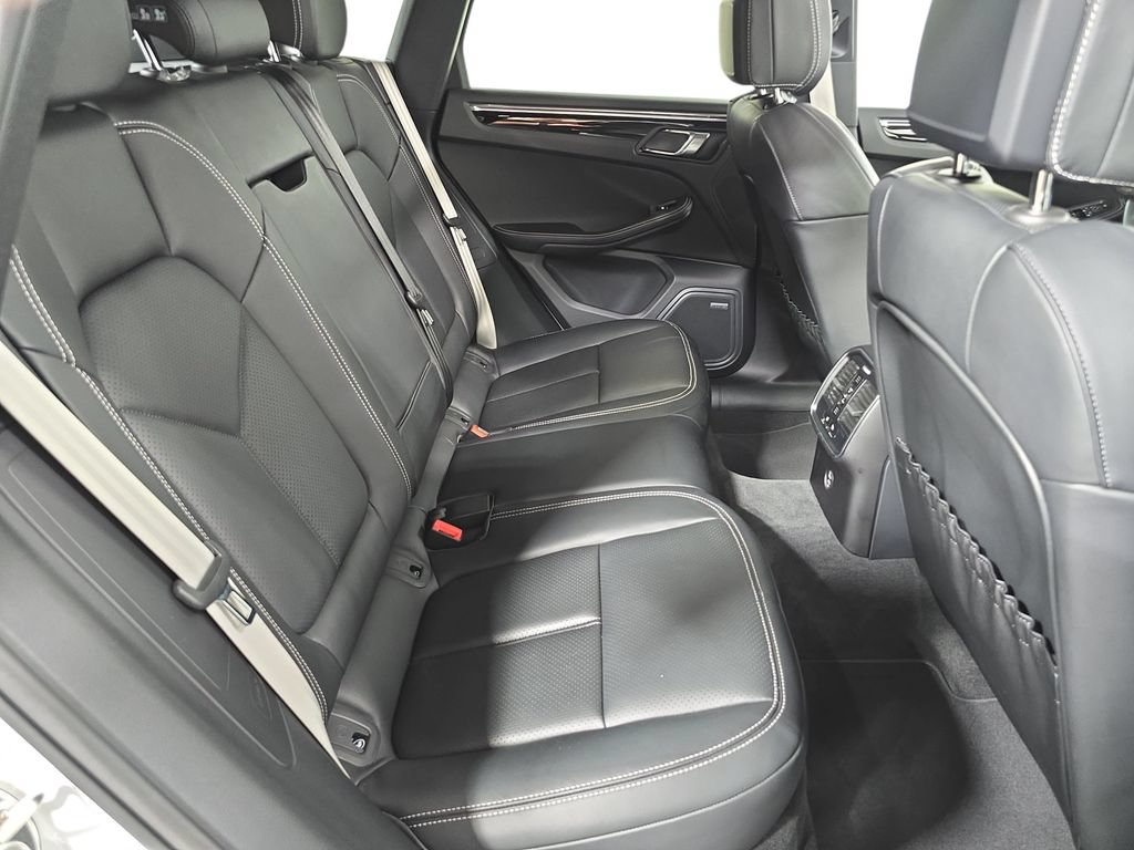 Certified 2025 Porsche Macan AWD/4WD image 26