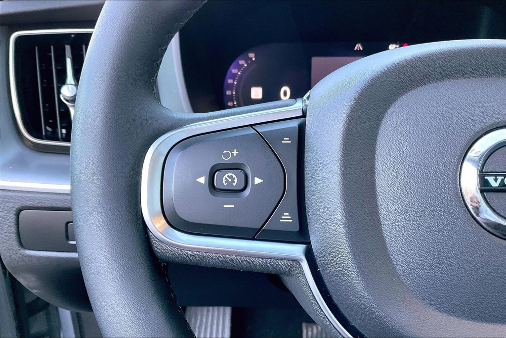 Certified 2023 Volvo XC60 B5 Core AWD/4WD image 11