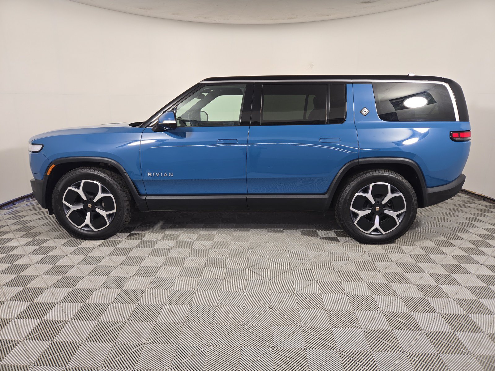 Used 2024 Rivian R1S Adventure AWD/4WD image 2