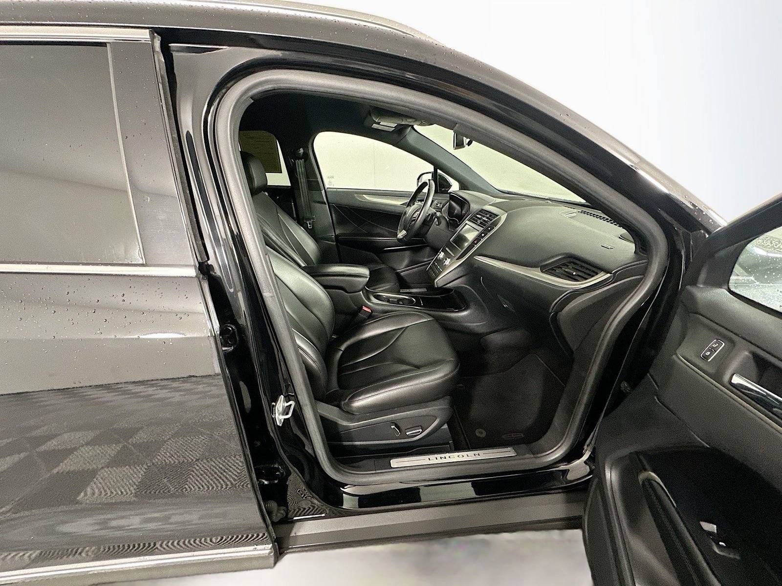 Used 2018 Lincoln MKC Premiere FWD image 26