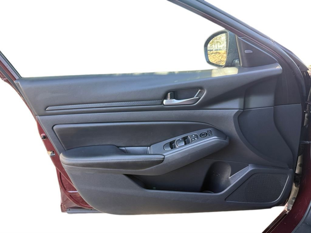 Used 2025 Nissan Altima 2.5 SV FWD image 17