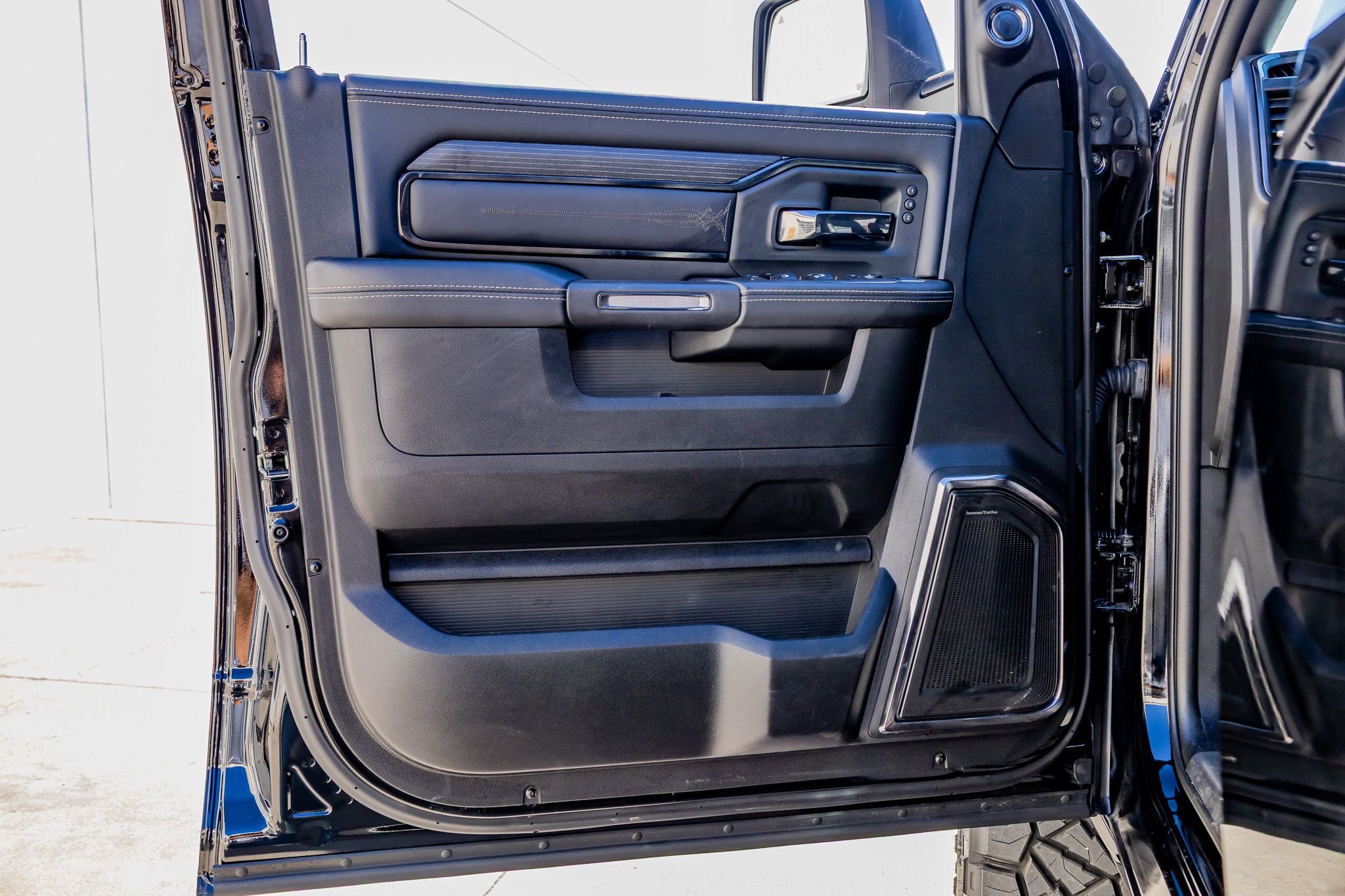 Used 2024 RAM 2500 Limited image 37