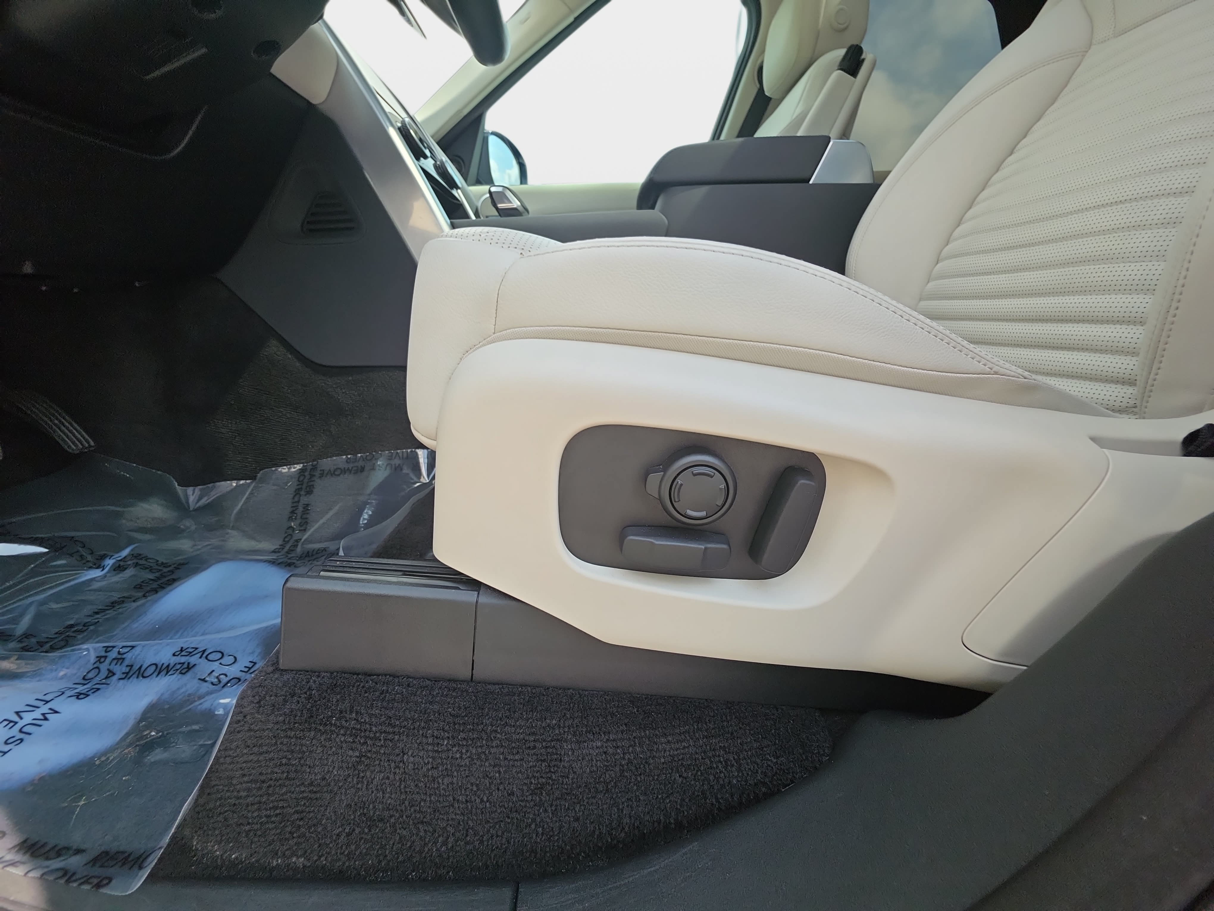 Certified 2025 Land Rover Discovery S AWD/4WD image 31