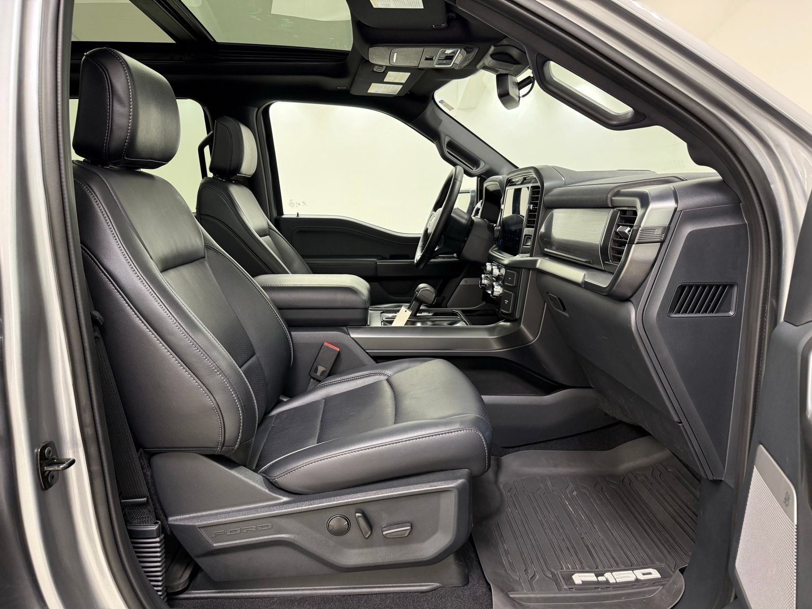 Used 2025 Ford F150 Lariat w/ Equipment Group 501A Mid AWD/4WD image 31