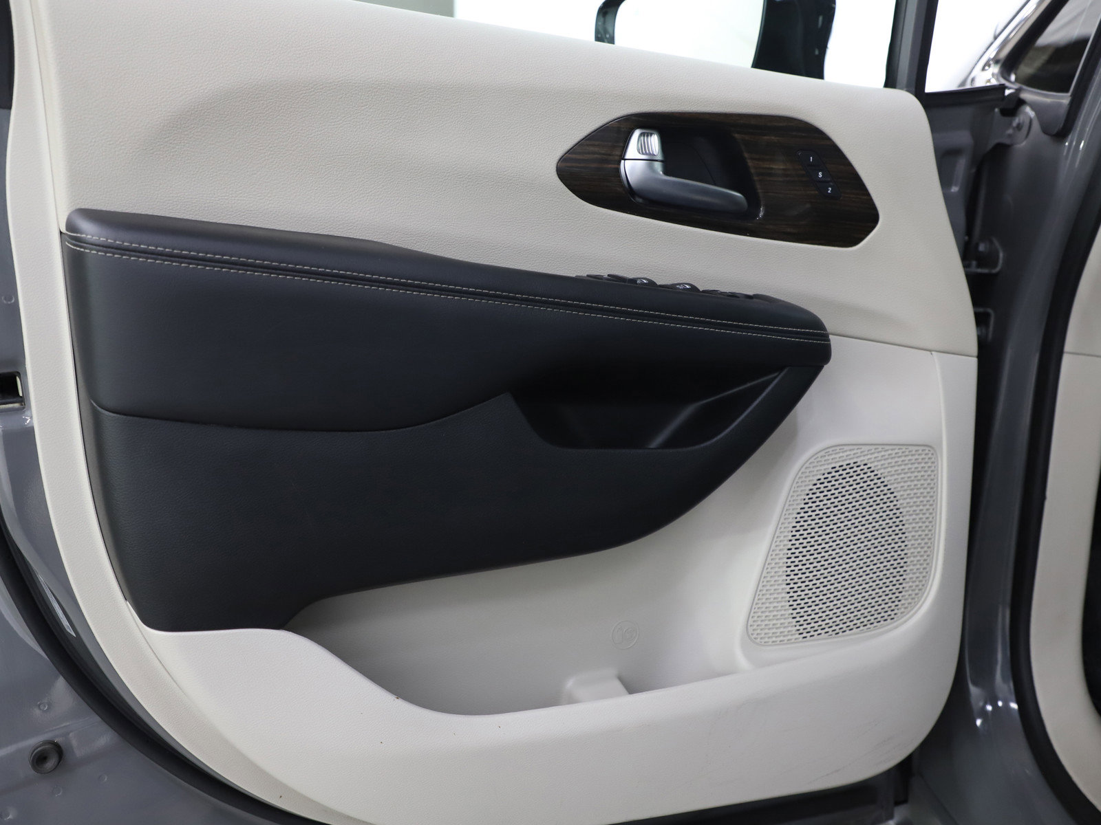 Used 2023 Chrysler Pacifica Limited image 22