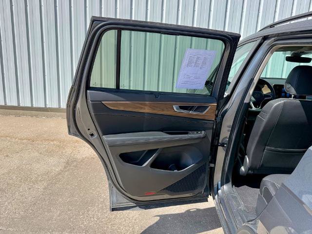 Used 2025 Volkswagen Atlas SE AWD/4WD image 16