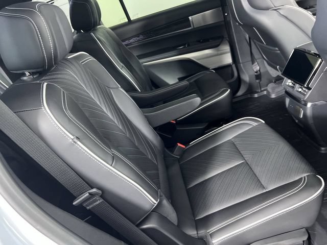 Used 2026 Cadillac Vistiq Platinum w/ LPO, Floor Liner Package AWD/4WD image 27