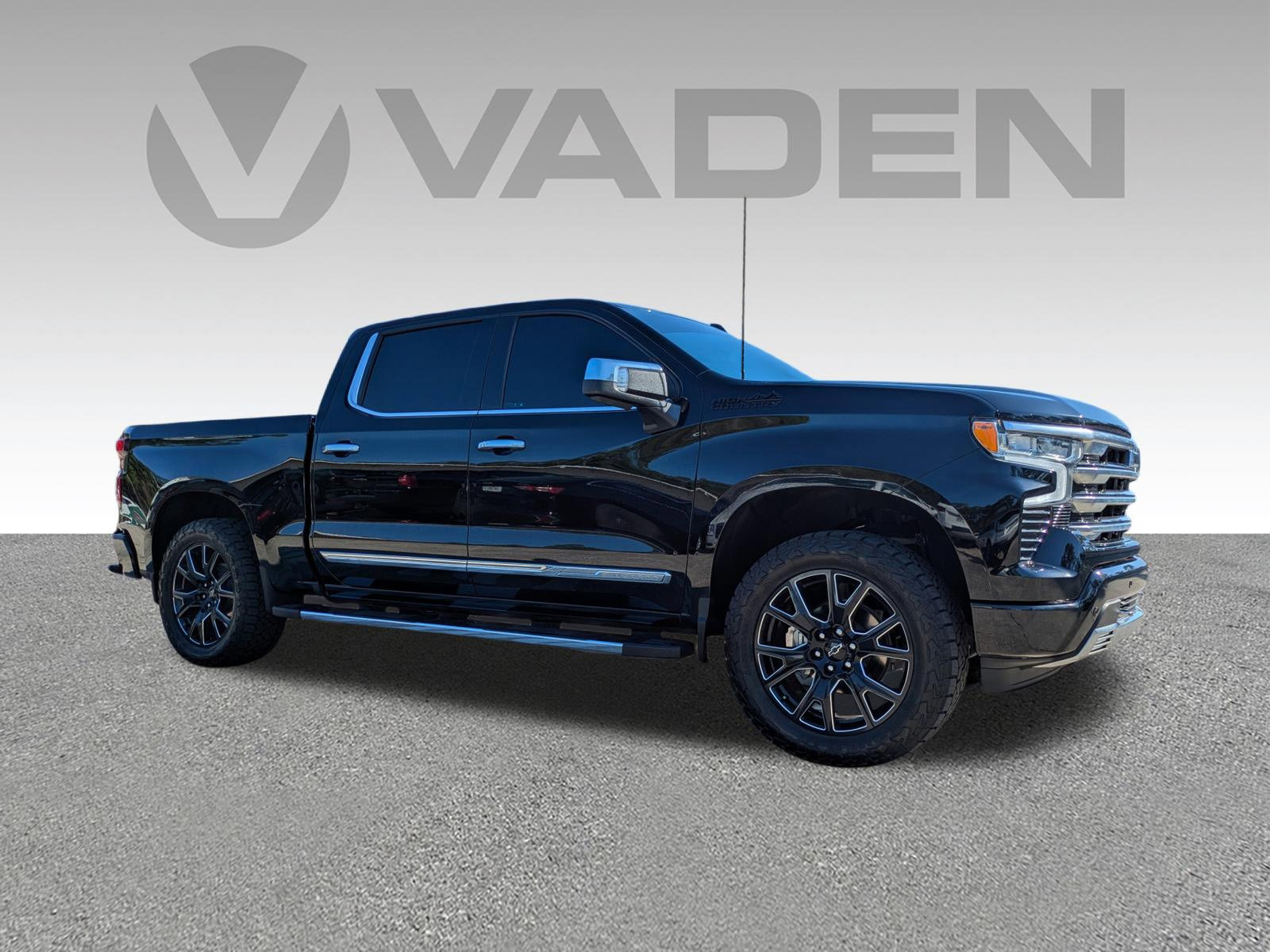 Used 2024 Chevrolet Silverado 1500 High Country w/ Technology Package image 3