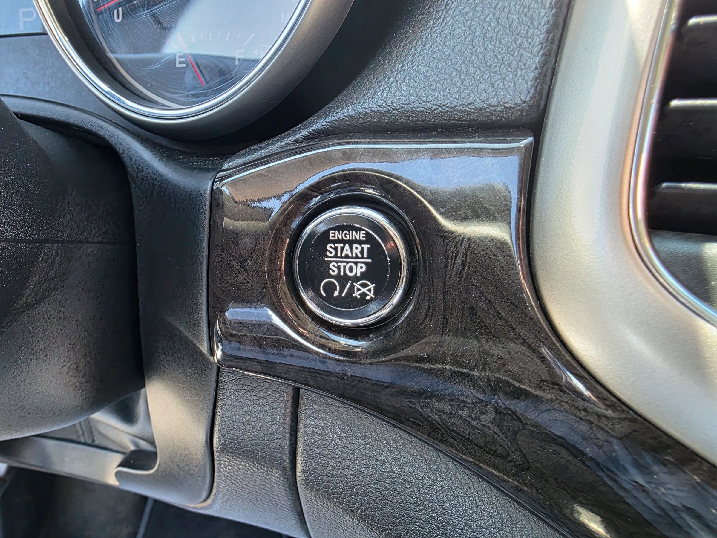 Used 2012 Jeep Grand Cherokee Laredo AWD/4WD image 13